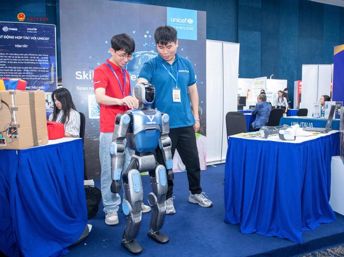 Đáng chú ý, Triển lãm có sự tham gia của nhiều doanh nghiệp công nghệ lớn như Qualcomm, Amazon Web Services (AWS), Google, Meta, ELSA Corp, Khan Academy, MaxHub; cùng các trường đại học có thứ hạng cao trên thế giới như Georgia Institute of Technology (Georgia Tech), Đại học Illinois Urbana-Champaign, Đại học Massachusetts Amherst (UMass Amherst), Đại học London và các trường đại học đến từ Hoa Kỳ, Vương quốc Anh, Canada, Hàn Quốc, Liên minh châu Âu cùng nhiều quốc gia khác