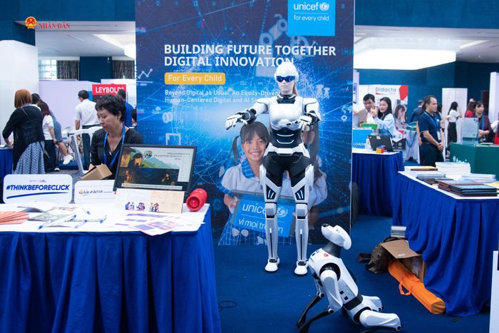 Gian hàng trưng bày công nghệ robot tại triển lãm thu hút sự chú ý của nhiều người đại biểu