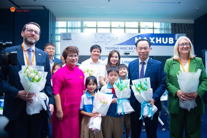 Bộ trưởng Bộ GD-ĐT Hoàng Minh Sơn và bà Nam tước Smith xứ Malvern, Quốc vụ khanh phụ trách Kỹ năng Vương quốc Anh tham quan các gian hàng trưng bày tại triển lãm