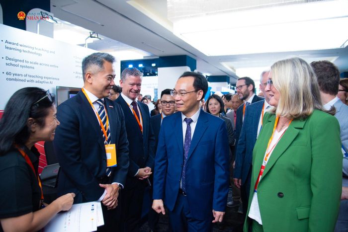 Bộ trưởng Bộ GD-ĐT Hoàng Minh Sơn và Nam tước Smith xứ Malvern, Quốc vụ khanh phụ trách Kỹ năng Vương quốc Anh tham quan các gian hàng trưng bày tại triển lãm. Ảnh: Xuân Quý