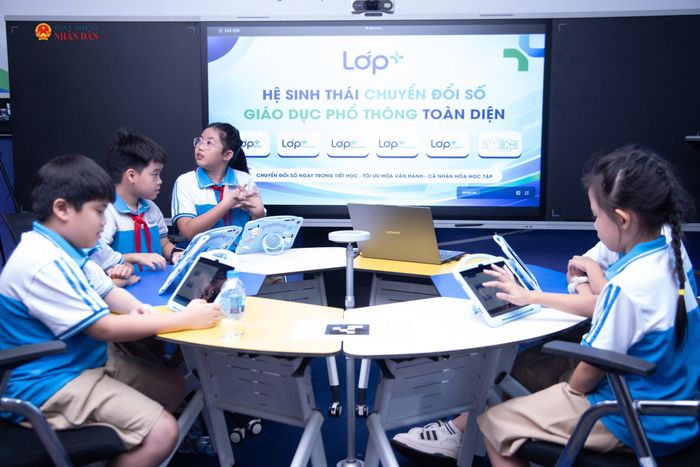 Các em học sinh được trải nghiệm hệ sinh thái chuyển đổi số giáo dục phổ thông toàn diện ngay tại gian hàng Triển lãm Giáo dục và Công nghệ giáo dục. Ảnh: Xuân Quý