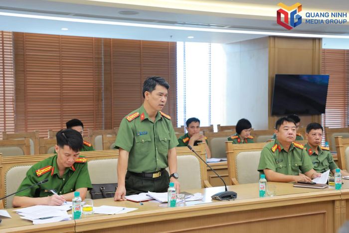 Đại diện các phòng nghiệp vụ Công an thành phố Quảng Ninh phát biểu tham gia đóng góp ý kiến. Ảnh: Minh Hà