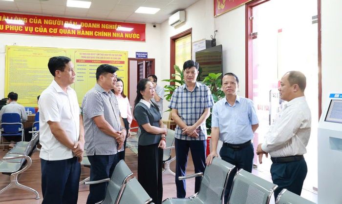 Đoàn giám sát thực tế tại Trung tâm phục vụ hành chính công xã Thiệu Hóa. Ảnh: Trần Hiền