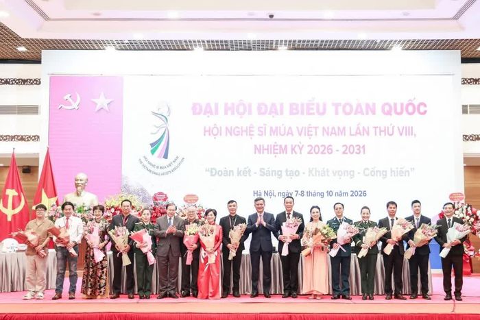 Ban Chấp hành Hội Nghệ sĩ Múa Việt Nam Khóa VIII gồm 15 thành viên ra mắt Đại hội. Ảnh: Quang Vinh