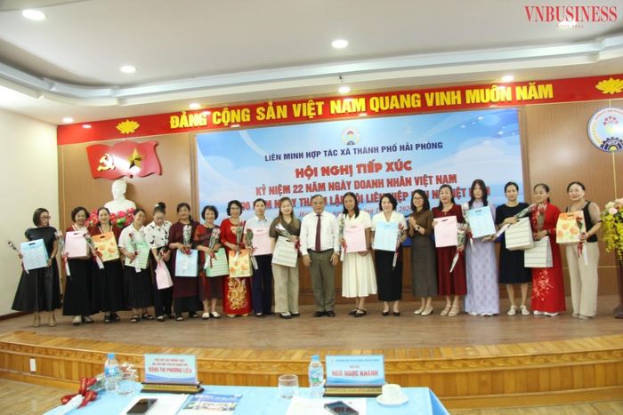 Đại diện các đơn vị HTX, quỹ tín dụng nhân dân, doanh nghiệp thành viên của Liên minh lên nhận hoa, quà kỷ niệm từ Liên minh HTX TP Hải Phòng. 