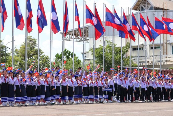 Các em học sinh Lào đón chào Thủ tướng Lê Minh Hưng. Ảnh: VGP