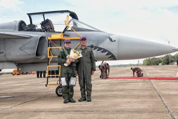 Quốc vương Maha Vajiralongkorn tặng hoa cho Hoàng hậu Suthida sau khi bà hoàn thành chuyến bay. Ảnh: Không quân Hoàng gia Thái Lan