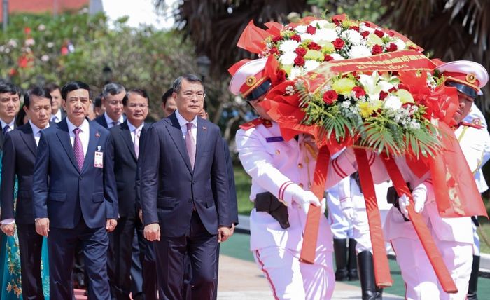 Thủ tướng Lê Minh Hưng và đoàn đại biểu cấp cao Việt Nam đến đặt vòng hoa tại Đài tưởng niệm các chiến sĩ vô danh của Lào. Ảnh: VGP
