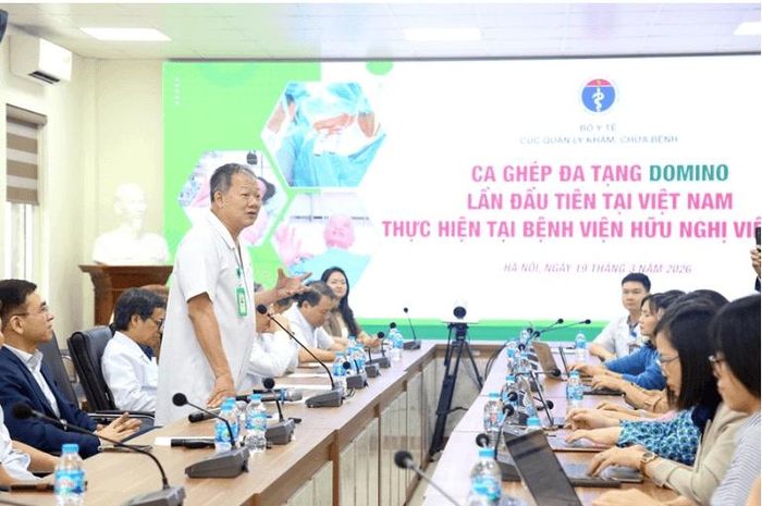 PGS.TS.BS Dương Đức Hùng cùng các thành viên ê-kíp trong một ca phẫu thuật tại Bệnh viện Hữu nghị Việt Đức