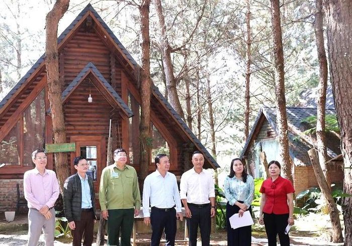 Đoàn công tác kiểm tra dự án Khu vui chơi giải trí Hua Tạt.