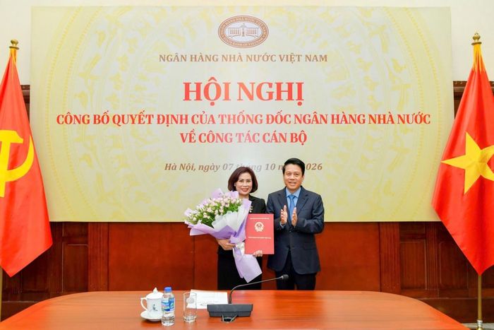 Phó Thống đốc Phạm Tiến Dũng trao Quyết định bổ nhiệm cho bà Lê Vân Quỳnh