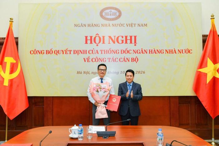 Phó Thống đốc Phạm Tiến Dũng trao Quyết định bổ nhiệm cho ông Trần Quang Tiến