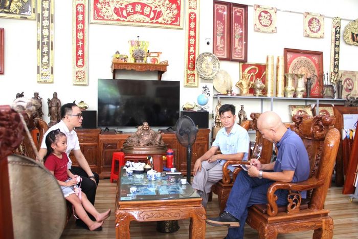 Anh Lê Minh Đạo (thứ 2 từ trái sang), Giám đốc Công ty TNHH Đúc đồng truyền thống Đạo Thúy chia sẽ với phóng viên và cán bộ tín dụng