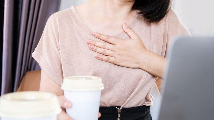 Caffeine trong cà phê cũng có thể gây ra một số tác động sinh lý tức thời