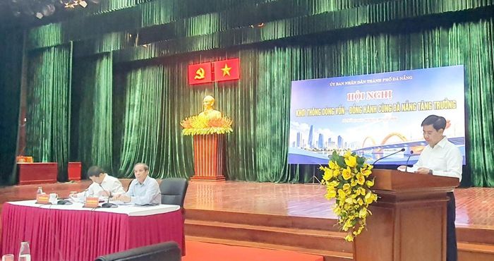 Ông Lê Anh Xuân, Giám đốc NHNN chi nhánh Khu vực 9 báo cáo hoạt động ngành Ngân hàng tại hội nghị - Ảnh: C. Thái