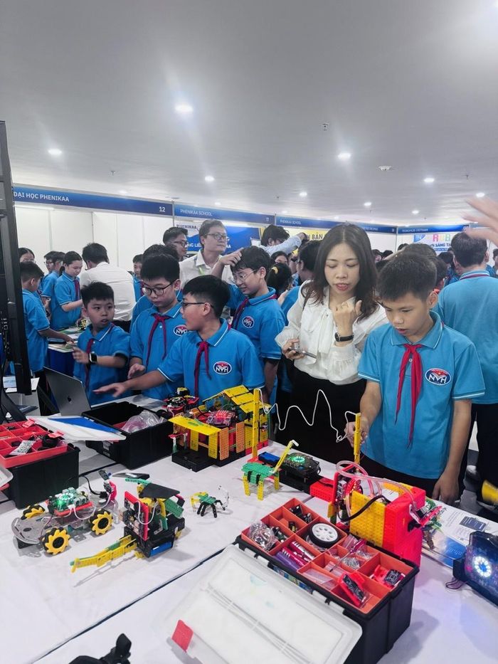Học sinh hào hứng thử nghiệm sản phẩm công nghệ tại triển lãm. Ảnh: TH