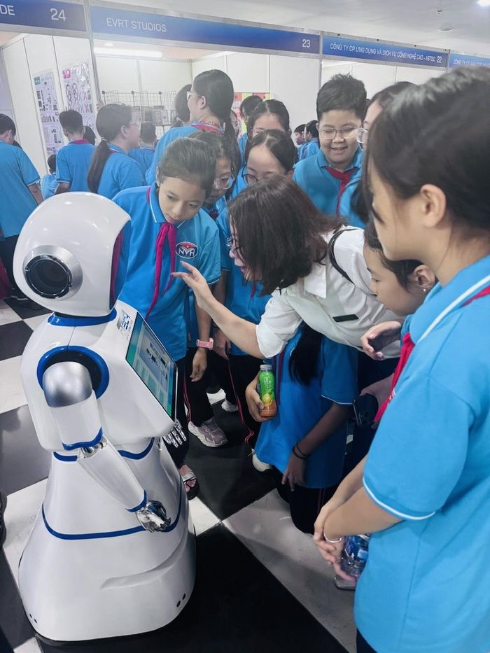 Học sinh và sinh viên trải nghiệm, tìm hiểu các robot tại triển lãm. Ảnh: TH