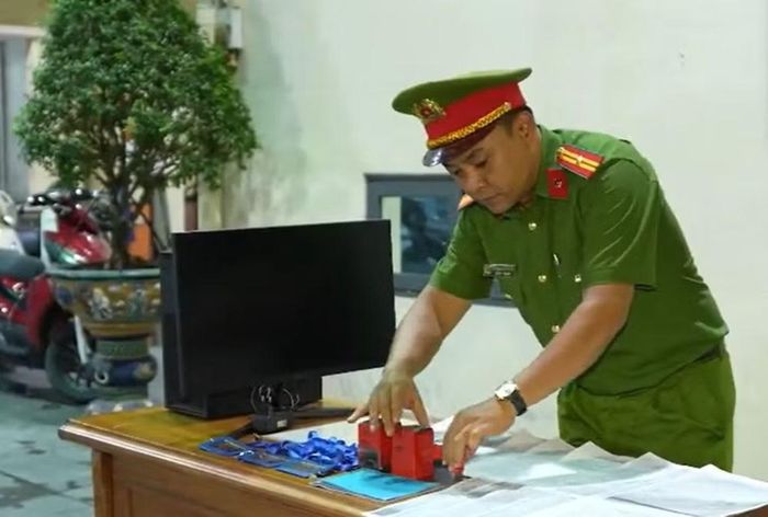 Thu giữ con dấu và hợp đồng mà Hoành dùng để đối phó với cơ quan chức năng