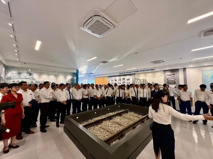 Các đại biểu thăm quan khu truyền thống và lắng nghe thuyết trình về các hiện vật, cũng như những thước phim tư liệu quý giá về ngành.