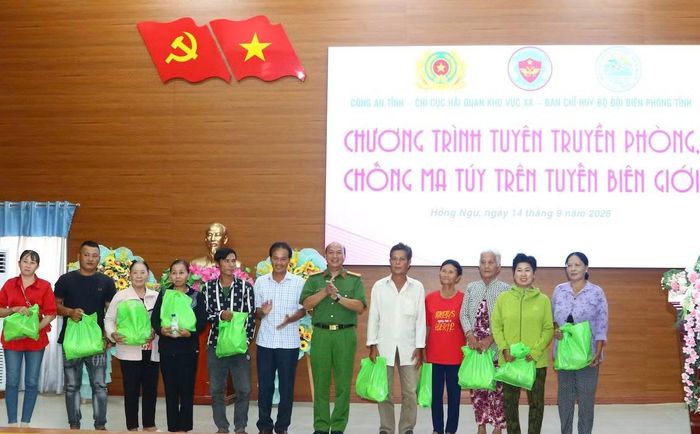 Những phần quà được trao đến bà con vùng biên giới Tây Nam.