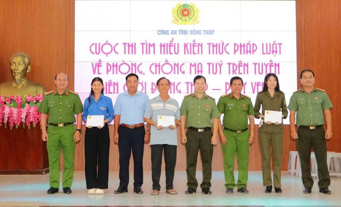 Ban Tổ chức trao giải Cuộc thi tìm hiểu kiến thức pháp luật về phòng, chống ma túy trên tuyến biên giới.