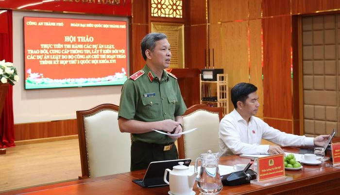 Thiếu tướng Tạ Văn Đẹp, Phó Giám đốc Công an TP Hồ Chí Minh phát biểu ý kiến.