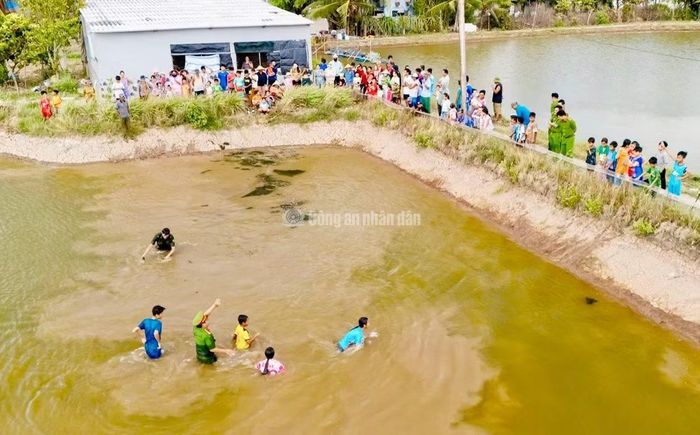Đại uý Mã Quốc Quang hướng dẫn bơi cho học sinh, trẻ em trên địa bàn dịp hè vừa qua.