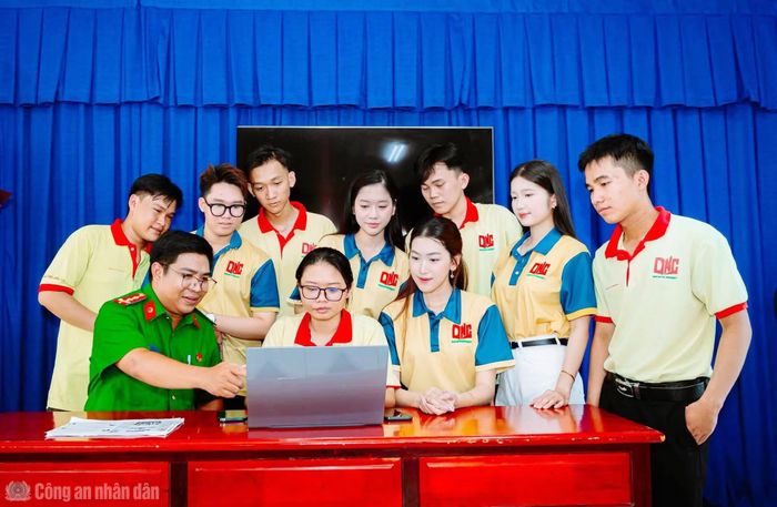 Đại úy Quang hướng dẫn sinh viên trở thành các tuyên truyền viên số.