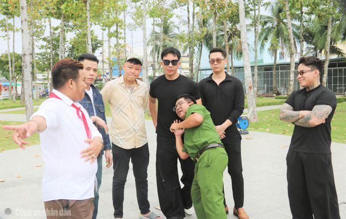 Đại uý Mã Quốc Quang hướng dẫn một số KOL đến từ nhiều địa phương trong một phân cảnh video tuyên truyền phòng, chống ma túy.