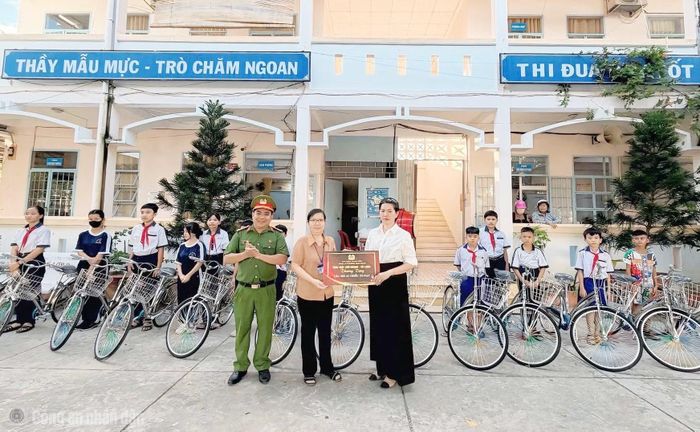 Qua mạng xã hội, Đại uý Mã Quốc Quang kết nối nhà hảo tâm tặng xe đạp cho học sinh khó khăn.