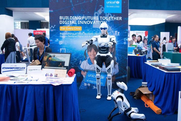 Một sản phẩm robot độc đáo hỗ trợ trong giáo dục được trưng bày tại Triển lãm Giáo dục và Công nghệ giáo dục.