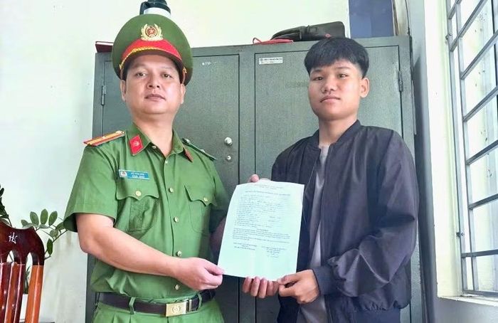Em Hồ Anh Tuấn tại trụ sở Công an xã Kim Ngân cùng lá đơn tình nguyện thực hiện nghĩa vụ CAND.