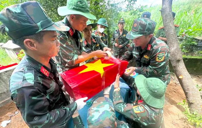 Hài cốt liệt sĩ Trương Văn Tiến được đưa về nơi thờ cúng để chuẩn bị an táng theo quy định (Ảnh Đội K51).