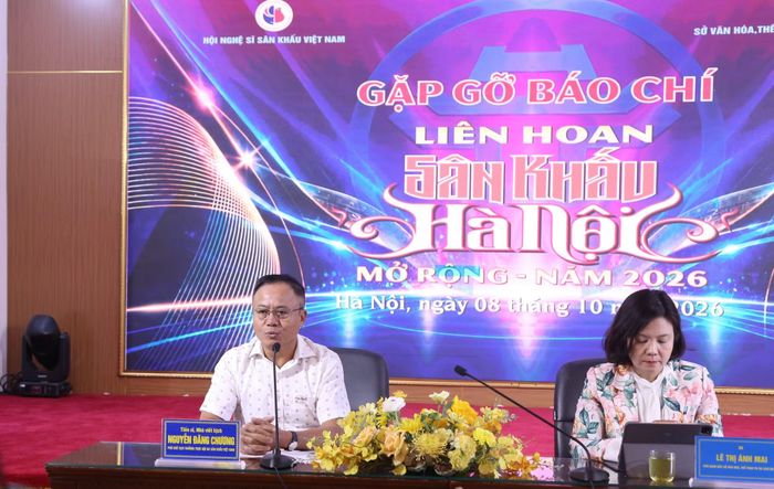 Phó Chủ tịch thường trực Hội Nghệ sĩ Sân khấu Việt Nam Nguyễn Đăng Chương trao đổi với báo chí về Liên hoan.