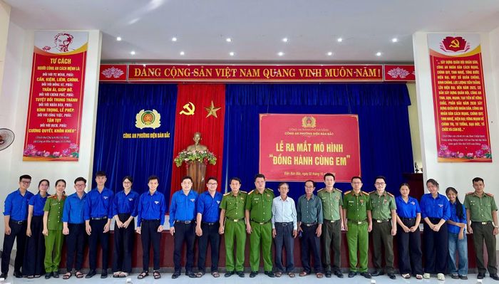 Công an phường Điện Bàn Bắc ra mắt mô hình “Đồng hành cùng em”.