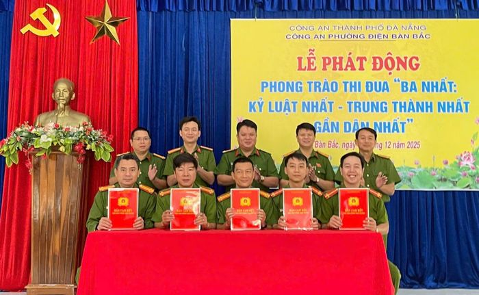 Các tổ nghiệp vụ thuộc Công an phường Điện Bàn Bắc ký giao ước thi đua triển khai phong trào “Ba Nhất”.