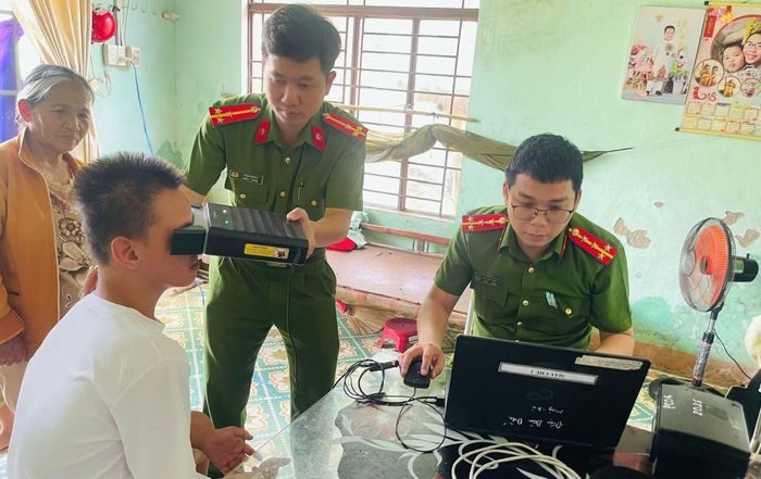 Tổ công tác Công an phường Điện Bàn Bắc đến nhà thu nhận hồ sơ cấp căn cước cho người đau ốm, khó khăn trong đi lại.
