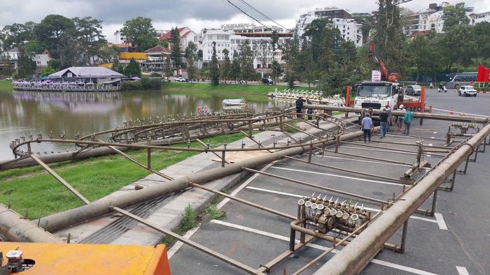 Dàn nhạc nước đã được đưa lên bờ và chuẩn bị tháo dỡ.