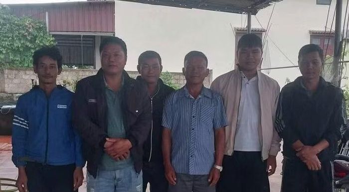 Anh Ngô Thanh Sơn và các công nhân được anh ứng cứu kịp thời, đưa vào bờ an toàn.