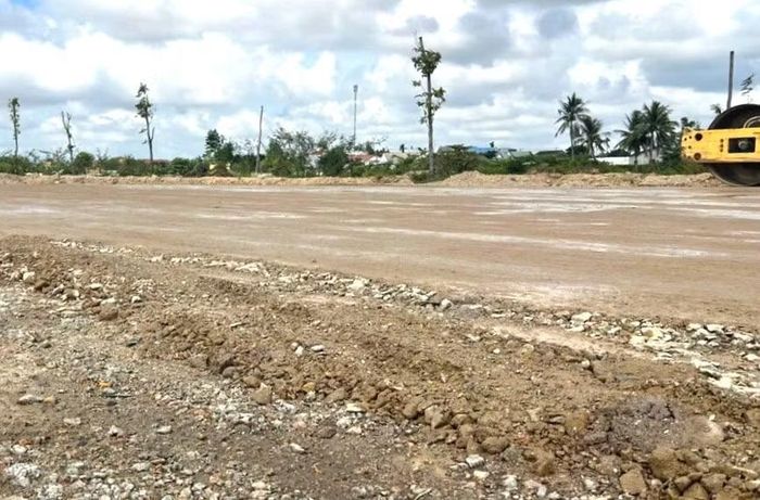 Nhà thầu huy động nhân công, máy móc thi công bù lún mặt đường Chợ Mai - Tân Mỹ.