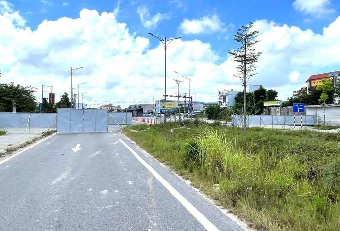 Đơn vị thi công rào chắn đầu đường Chợ Mai - Tân Mỹ để thi công xử lý lún.