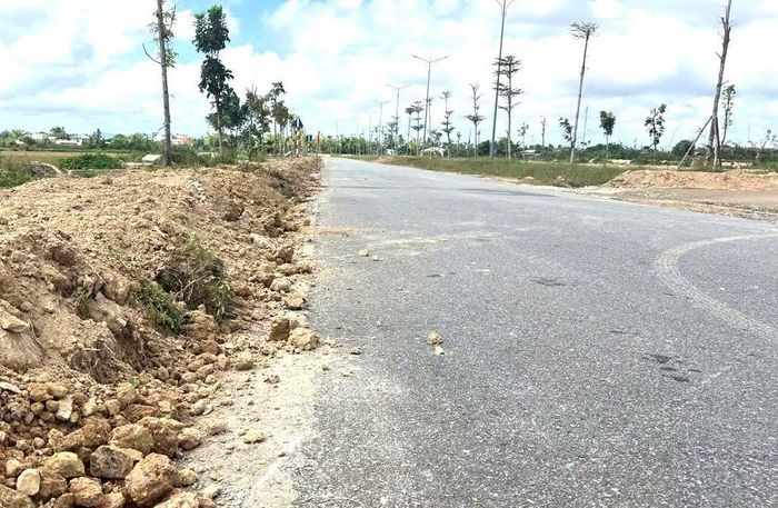 Đắp lại lề đường để xử lý lún.