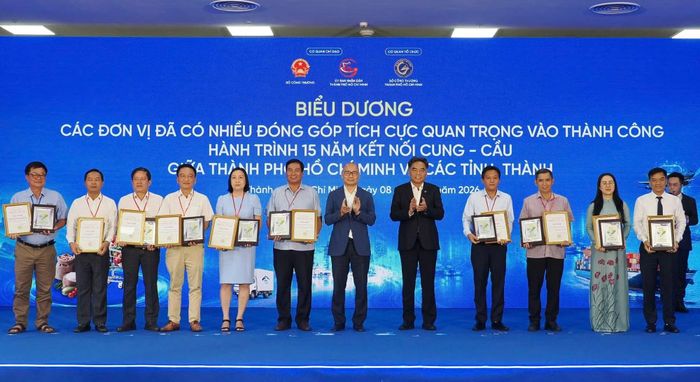 Ban tổ chức biểu dương các đơn vị có nhiều đóng góp tích cực trong hành trình 15 năm kết nối cung - cầu.