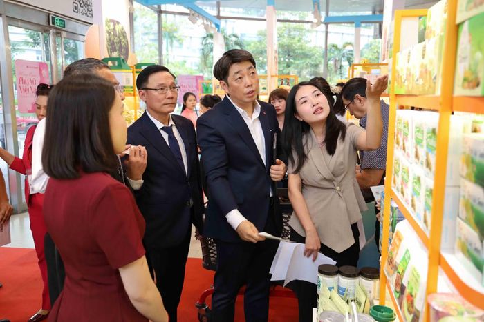 Các đại biểu tham quan khu vực trưng bày giới thiệu hàng hoá của Việt Nam.