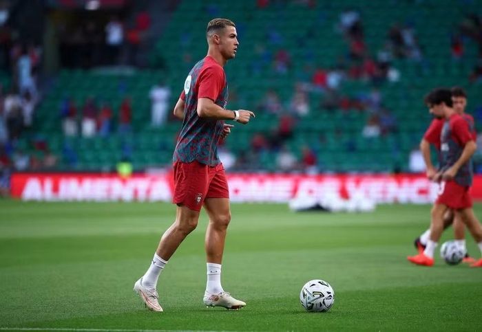 Trong khi Messi có trận đấu chia tay, Ronaldo lại khiến truyền thông "rúng động" bằng bức tâm thư về những điều đã xảy trong đợt tập trung của Đội tuyển Bồ Đào Nha mới đây.