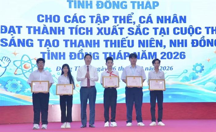 Phó Chủ tịch UBND tỉnh Đồng Tháp Huỳnh Minh Tuấn trao bằng khen của UBND tỉnh cho các tập thể, cá nhân.