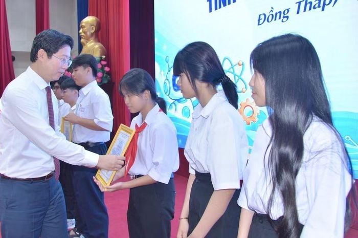 Phó Chủ tịch UBND tỉnh Đồng Tháp Huỳnh Minh Tuấn trao giải cho các tập thể, cá nhân.