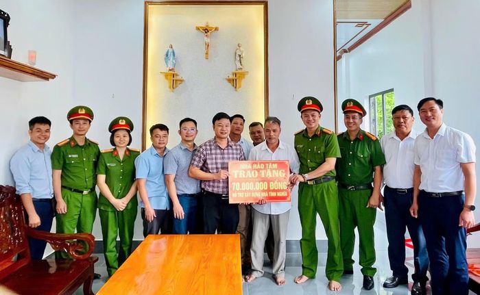 Công an xã Thần Lĩnh kêu gọi, vận động các nhà hảo tâm hỗ trợ kinh phí xây dựng nhà ở cho các gia đình có hoàn cảnh đặc biệt khó khăn trên địa bàn.
