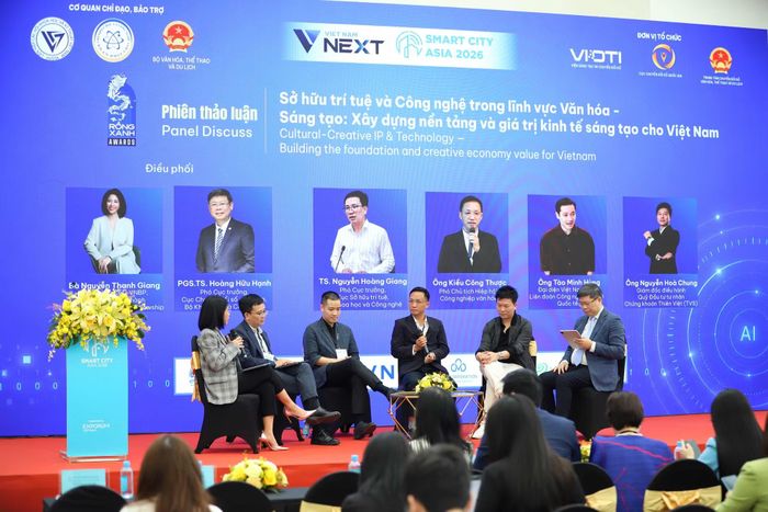 Các chuyên gia, nhà quản lý trao đổi tại diễn đàn.