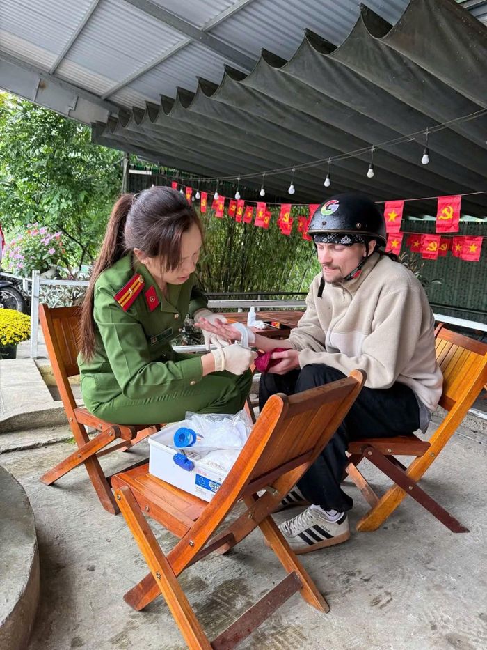 Nữ cán bộ y tế Trường Giáo dưỡng số 3 tận tình sơ cứu một du khách nước ngoài bị tai nạn khi đi qua khu vực gần nhà trường.